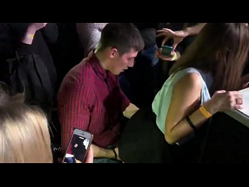 ❤️ Ubulili bangempela ku-nightclub yaseRussia. Intombazane yaseRussia eneminyaka engu-18 ubudala ingene endunu nasesithweni sangasese e-nightclub Ucansi ku-zu.pornochaturbate.ru ❌